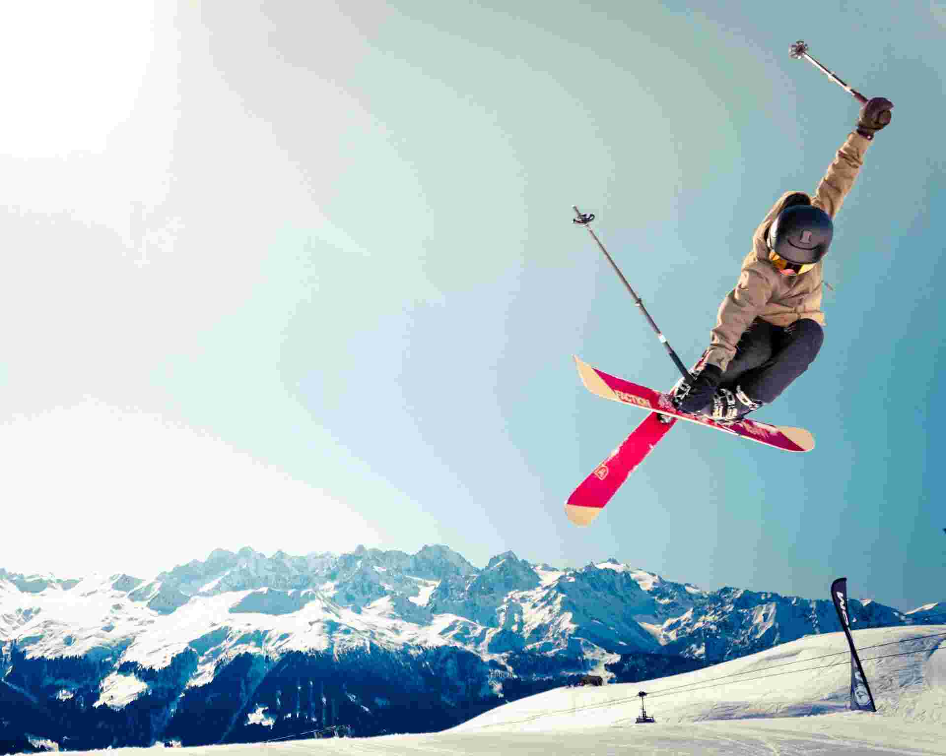 Skifahrer in der Luft im Stunt – Vereinsapp für Skivereine