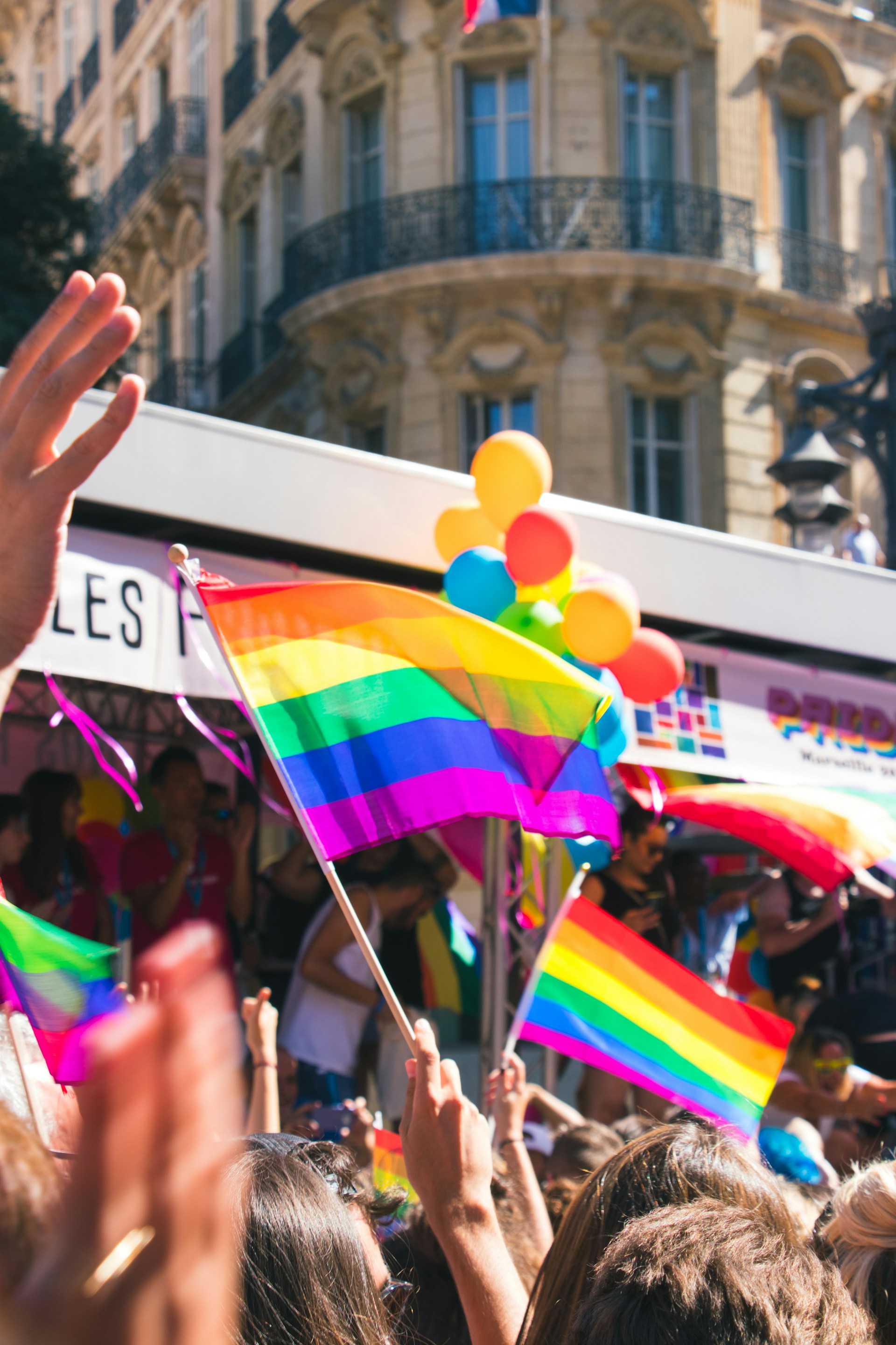 Regenbogenflaggen auf Straßenfest – Vereinsapp für queere Vereine